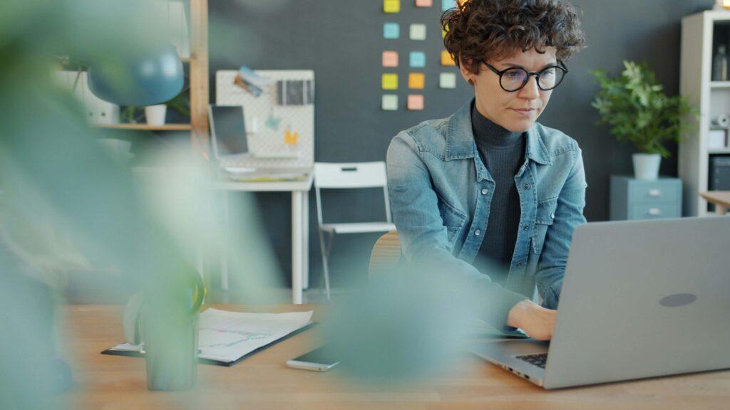 persona sin perfil técnico implementando inteligencia artificial