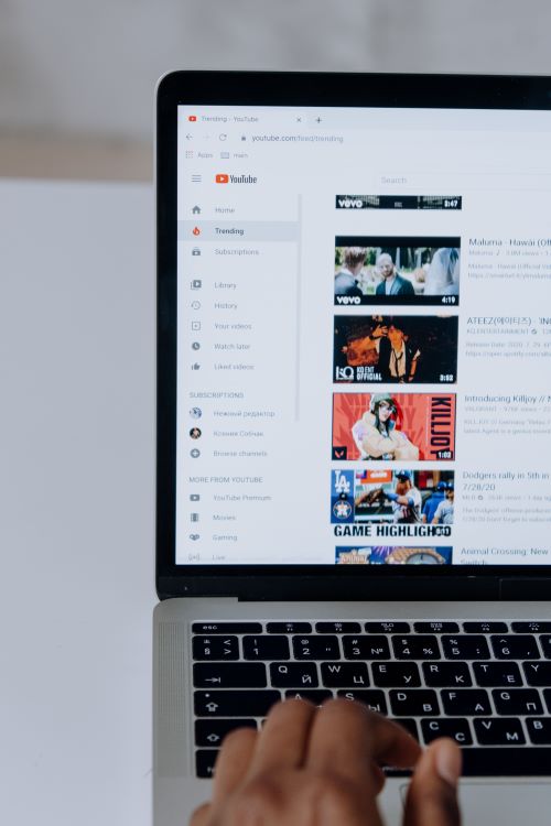como crear canal youtube rentable sin mostrar cara