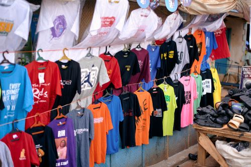 merch by amazon diseño camisetas ganar dinero sin fabricar